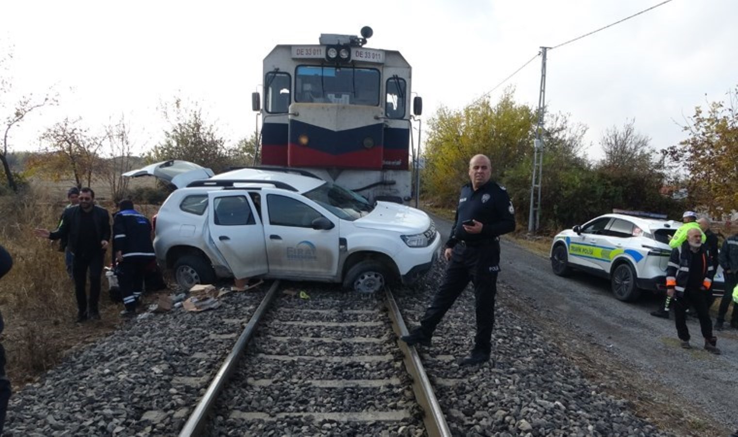 Malatya’da hafif ticari araca yük treni çarptı: 2 yaralı